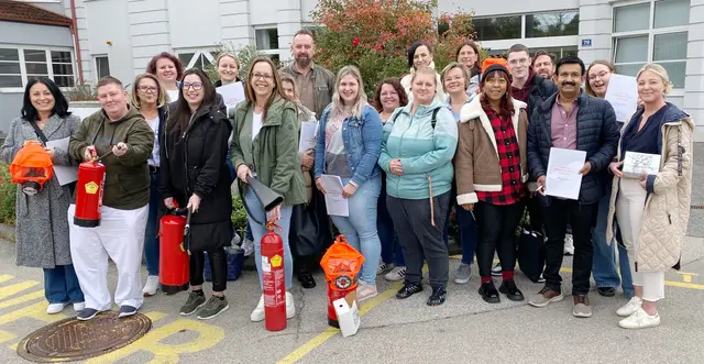 Gruppenfoto der frisch ausgebildeten Brandschutzwarte aus den PBZs Mödling, Vösendorf, Himberg, Berndorf, Pottendorf und Bad Vöslau. Alle 25 Teilnehmerinnen und Teilnehmer haben die Ausbildung erfolgreich abgeschlossen und unterstützen künftig aktiv den vorbeugenden Brandschutz in ihren Einrichtungen. | Foto: PBZ Mödling