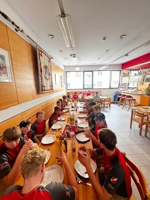 Nach dem Frühstück wurde gemeinsam aufgeräumt, das Feuerwehrhaus gereinigt und die Einsatzbereitschaft wiederhergestellt. | Foto: FF Kuchl