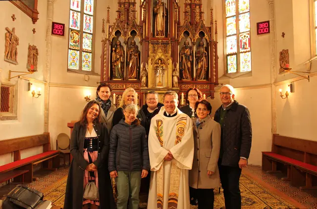 Das siebenköpfige Seelsorge-Team der Pfarre Schleißheim wurde im Oktober feierlich und offiziell mit den neuen Aufgaben betraut. | Foto: Pfarrgemeinde Schleißheim