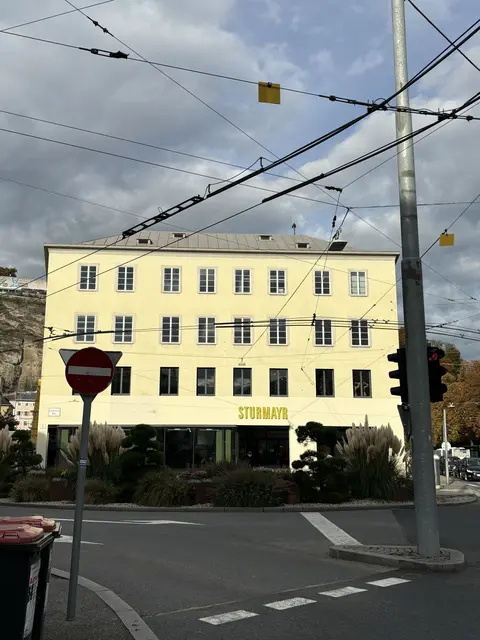 Der Umbau des AVA-Hofs in der Stadt Salzburg hat begonnen. Das Haus am Hanuschplatz soll zu einem Hotel umgewandelt werden, auch Geschäfte und Büros werden in das Gebäude integriert werden. | Foto: Lisa Gold