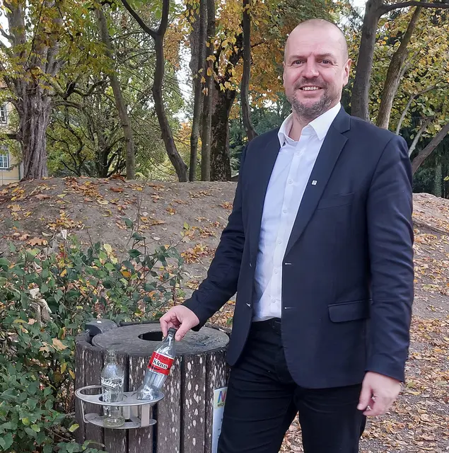 Der Welser Tiergarten- und Abfallreferent Thomas Rammerstorfer präsentiert die "Pfandringe", welche die Rückgabe von Flaschen und Dosen erleichtern sollen. | Foto: Rammerstrofer