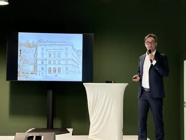 Architekt Joseph Schwaighofer mit einem Vortrag zur Historie des Gebäudes  | Foto: Lisa Gold 