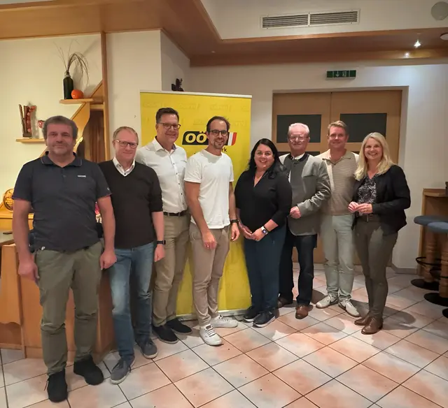 Gemeinsam mit seinem Team möchte sich Michael Eckerstorfer (4. v. l.) für eine positive Entwicklung von St. Ulrich einsetzen. | Foto: OÖVP/Gierlinger