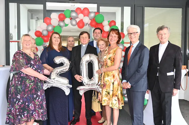 20. Bestandsjubiläums im Vorjahr der betreubaren und Pflege-Einrichtung Casa Marienheim: Nesica Pejic (Leitung Casa Marienheim) und ihr Team freuen sich über den Besuch von u.a. Bürgermeister Stefan Szirucsek, Stadtpfarrer Clemens Abrahamowicz, Pfarrmoderator Bogdan Pelc, StR Angela Stöckl-Wolkerstorfer, GR Ernst Schebesta und Gabriele Jacoby.
| Foto: 2024psb/sap