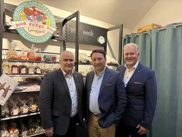 Bei seiner Tour durch Oberösterreich hielt FPÖ-Klubobmann Thomas Dim in der Region, wo er im Welser Lokal Alpenlachs gemeinsam mit Manfred Haimbuchner und Manfred Fischer (beide FPÖ) über kommende Agenden sprach. | Foto: MeinBezirk