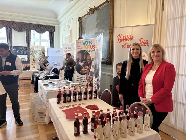 Beim Career Day der Tourismusschulen Salzburg vor Ort: Larissa Lugstein (links) und Daniela Eisl von Stiegl. | Foto: Emanuel Hasenauer