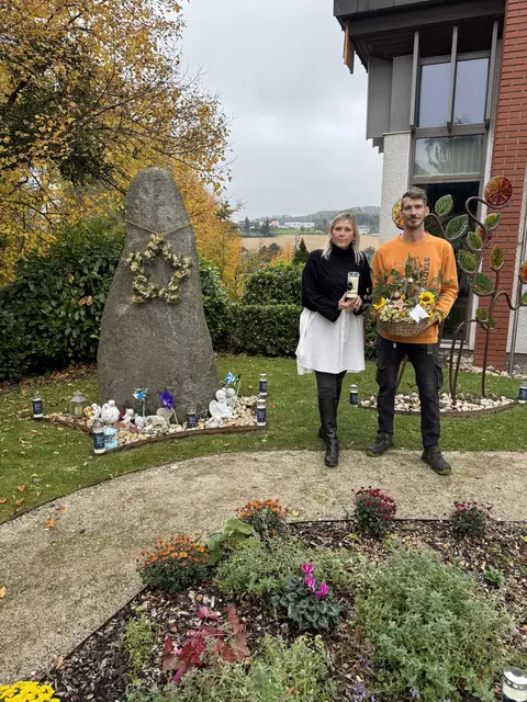 Leondings Bürgermeisterin Sabine Naderer-Jelinek vor Ort beim Sternenkinderplatz am Stadtfriedhof in Leonding. | Foto: Stadtgemeinde Leonding