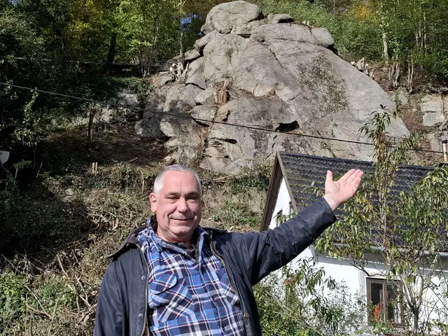 Die Felsformation zwischen Donauuferbahn und B3 ließ der Greiner Kulturwissenschaftler und Historiker Dr.  Karl Hohensinner von einem Kletter-Spezialisten von Bäumen, Sträuchern und Gestrüpp befreien. | Foto: Zinterhof