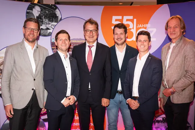 Roman Eberharter (WK Tirol Spartenobmann), Florian Prodinger (DEZ Center Manager),
Martin Wetscher (WK Tirol Vizepräsitent), Maximilian Wetscher (GF Wetscher Immo &amp;
WetscherMax), Simon Franzoi (WK Tirol Spartengeschäftsführer) und KommR Dietmar
Hernegger (WK Bezirksstellenobmann Ibk Stadt) beim Jubiläumsabend im DEZ Innsbruck
(vl.n.r.). | Foto: © David Johansson