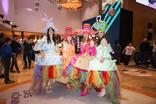 Buntes Treiben beim DEZ-Jubiläum: Diese „Geburtstagstorten“ waren ein echter Hingucker
und verbreiteten beste Feierlaune. | Foto: © David Johansson