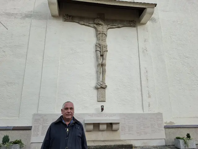 Karl Hohensinner beim Kriegerdenkmal in Saxen. | Foto: Zinterhof