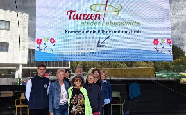 Zusammen mit anderen Tanzleiterinnen ermöglichte Elisabeth Huemer tanzbegeisterten Besuchern der Landesgartenschau Schärding, verschiedene Tänze auszuprobieren und vorzuführen.  | Foto: Huemer