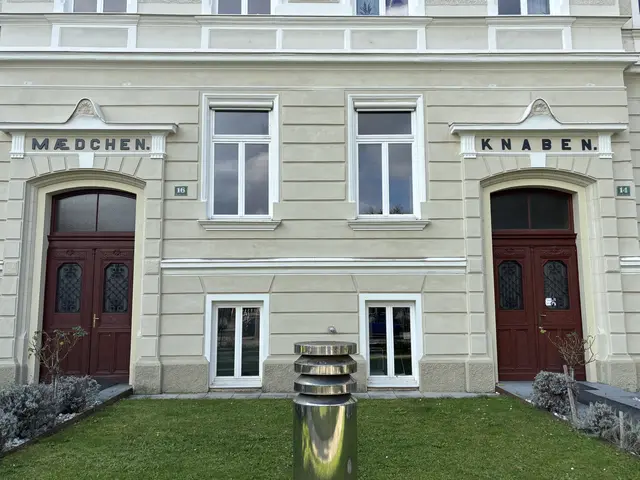 Auch heute ist die einstige Mädchen- und Knabenhauptschule noch mit Leben erfüllt. Untergebracht sind hier heute die Mittelschule 2 und die Polytechnische Schule Leibnitz. | Foto: MeinBezirk/Waltraud Fischer