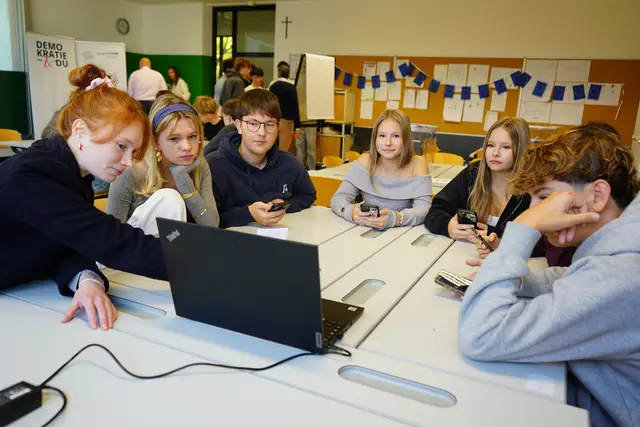 Eine Schülergruppe im Gymnasium Neusiedl am See arbeitet gespannt beim Workshop "Demokratie &amp; Du" der Foster Europe Foundation  | Foto: Andrea Glatzer