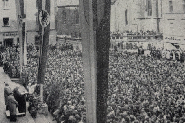 Bereits am 25. Oktober 1955 wurde am Villacher Rathausplatz gefeiert. Dieses Foto zierte die Titelseite vom amtlichen Mitteilungsblatt der Stadt Villach am 15. November 1955. | Foto: Museum der Stadt Villach
