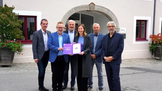 Johannes Brandl (Geschäftsleitung Spes), Bürgermeister Klaus Falkinger, Anton Hochenburger (Obmann Verein Wohnen mit Service), Claudia Plakolm (Bundesministerin für Europa), Herbert Natschläger (Obmann-Stellvertreter von Wohnen mit Service) und Architekt Richard Steger (v. l.). | Foto: Gemeinde Kleinzell