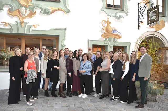 VB-Vorständin Birgit Wallner (vo. li.), Eurotours-GF Maik Gruba (vo. re.) mit Jubilaren und Führungskräften. | Foto: Eurotours