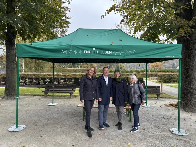 Das Projekt „Endlich leben“ soll den Friedhof als Begegnungszone neu definieren. Im Bild: Monika Brottrager-Jury, Mario Stranimaier (Geschäftsführer Bestattung Leoben), Roswitha Tscheliesnig (Obfrau Verein Iron Women) und Hilde Harnig (v. l.) | Foto: MeinBezirk/Astrid Moder