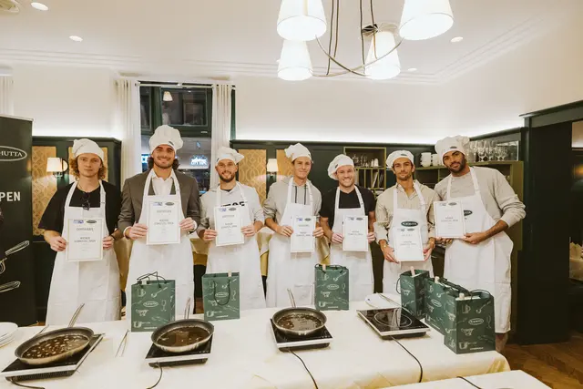 v. l.: Andrey Rublev, Stefanos Tsitsipas, Filip Misolic, Joel Schwärzler, Lucas Miedler, Lorenzo Musetti, Matteo Berrettini griffen im "Plachutta" zur Bratpfanne. | Foto: e|motion / Sascha Feuster