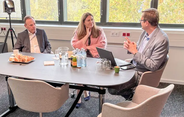 Bei einem Rundgang durch die Firmenräumlichkeiten tauschten sich Wirtschaftsstadträtin Barbara Novak und Liesings Bezirksvorsteher Gerald Bischof (beide SPÖ) mit Firmenchef Christoph Kienmayer (r.) aus. | Foto: Andreas Pölzl/MeinBezirk