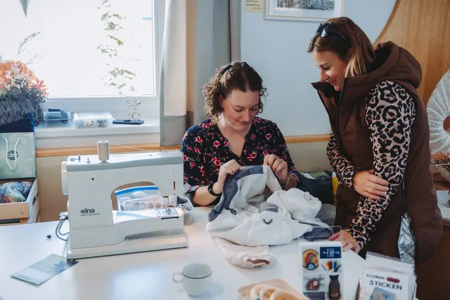Eva-Maria Mair von Alte Fäden beim Besprechen | Foto: Victoria Hörtnagl