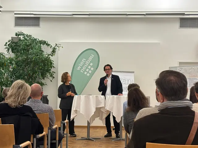 v. l.: Cornelia Emaier führte durch den Abend, Bezirksvorsteher Markus Reiter (Grüne) erklärte unter anderem die nächsten Schritte. | Foto: Pia Rotter/MeinBezirk
