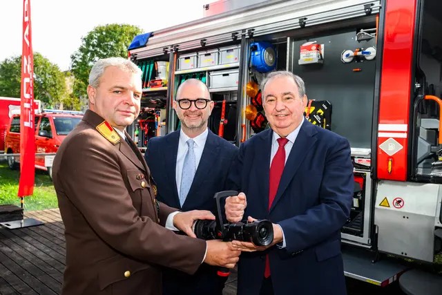 Kommandant Harald Forstenpointner, Bürgermeister Dietmar Prammer (sPÖ) und Linz AG-Generaldirektor Erich Haider. | Foto: Linz AG/Fotokerschi