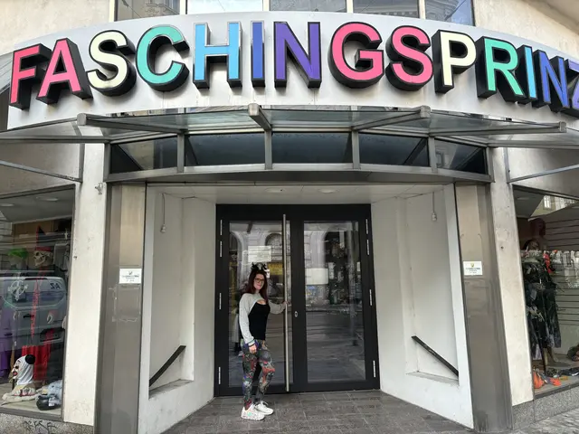 Daniela Vitecek weiß, wo man im endlosen Angebot des Faschingsprinz die richtigen Accessoires findet.  | Foto: Luca Arztmann/MeinBezirk