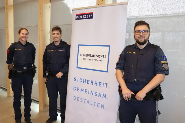 Simone Burgstaller, Thomas K. und David Pacher (v.l.) von der PI Kramsach luden die Bürger auf einen Kaffee und Ratscher ein. | Foto: Christiane Nimpf