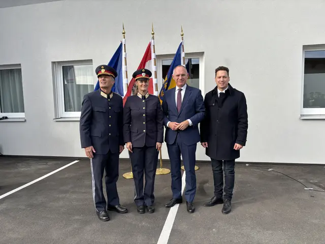 Polizeidirektor Franz Popp, Kontrollinspektorin und Chefin der Dienststelle Karoline Schießwohl, Bundesminister Gerhard Karner und Landtagsabgeordneter Bernhard Heinreichsberger. | Foto: Victoria Edlinger