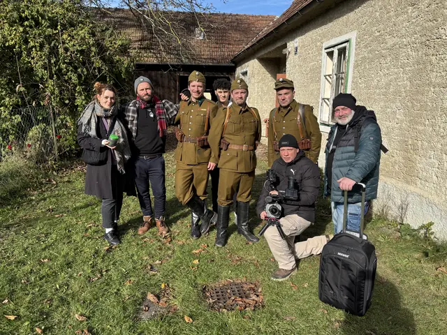 Das Team von Fahndung Spezial:
Zarah Reiner - Kostüm
Shyam Jones - Regie
Bejamin Lukitsch - Darsteller
Momo Ayadi - Assistenz
Luke Bernhard - Darsteller
Johannes Albrecht - Darsteller
Christian Schlicht - Kamera
Christoph Spitzenberger - Ton | Foto: Victoria Edlinger
