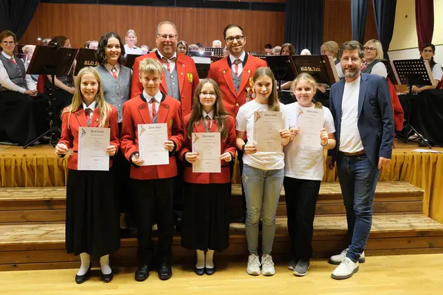 Absolventinnen und Absolventen eines Leistungsabzeichens in Bronze oder Silber. Von links nach rechts vorne: Viktoria Leitner-Grabner, Finley Schaffhauser, Hanna Lechner, Sophie Staudinger, Anja Buchgraber, Bürgermeister Christian Fischer
Hinten: Jugendreferentin Johanna Hörtzer, Obmann Andreas Singer und Kapellmeister Markus Lampl | Foto: BLO St. Veit an der Gölsen