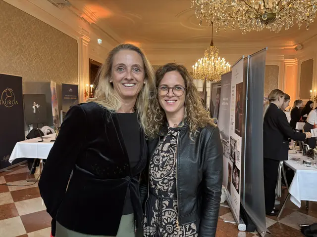 Gabriele Tischler, die Direktorin der Tourismusschule Klessheim mit der Projektbetreuerin Eva Schlick. | Foto: Emanuel Hasenauer