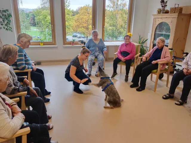 Die tierische Begleitung brachte sofort eine spürbare Aufheiterung in den Alltag der Bewohner und sorgte für lebhafte Gespräche.