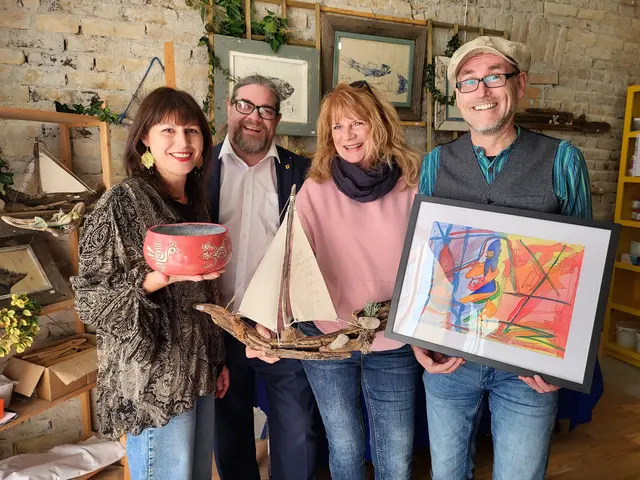 v.li.n.re.: Organisatorin, Gastgeberin und Keramikerin Susanne Zöchbauer, Gemeinderat Klaus Bergmaier, Künstlerin Monika Müllauer, Künstler Fritz Gruber in der Kunstgarage | Foto: Uli Rausch