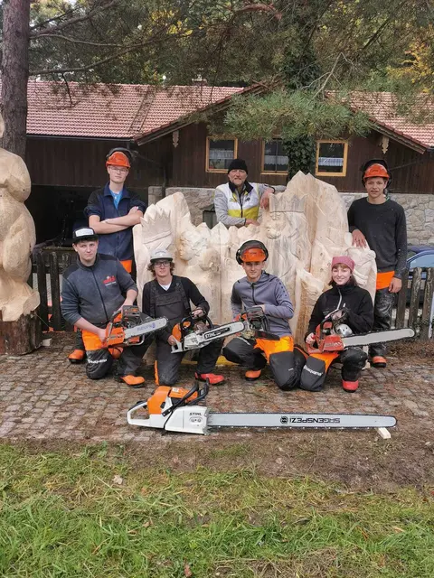 Die jungen Künstler und ihr Fachlehrer Horst Pali sind stolz auf die gelungene Holzskulptur. | Foto: Fachschule für Kunsthandwerk und Design
