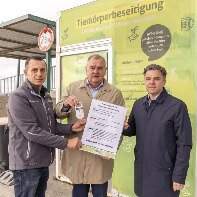 Manfred Seidl (Abfallwirtschaft), WNSKS-Aufsichtsratsvorsitzender und ÖVP-Stadtrat Franz Dinhobl und Peter Eckhart (WNSKS-Geschäftsführer). | Foto: Stadt Wiener Neustadt/Weller