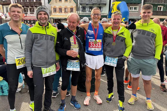 Ein Wiedersehen der WSG-Läufer gab es mit Markus Schreiner (4.v.li.) in St. Wolfgang. Schreiner hat im Juni den Berglauf auf den Heiligenstein souverän für sich entschieden und siegte beim Wolfgangseelauf über die Marathon-Distanz. | Foto: WSG