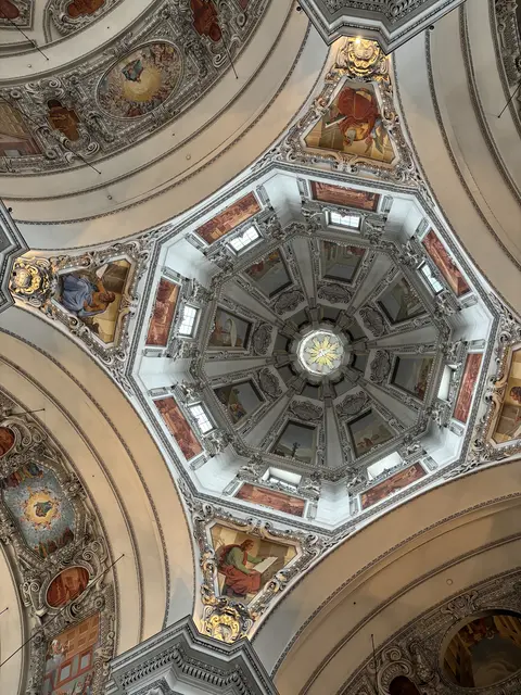 Eine Fliegerbombe zerstörte 1944 die Kuppel des Salzburger Doms. Die herabfallenden Trümmer zerstörten den Fußboden und die darunter liegenden Zinssärge der in den Grüften bestatteten Erzbischöfe. | Foto: Schrofner