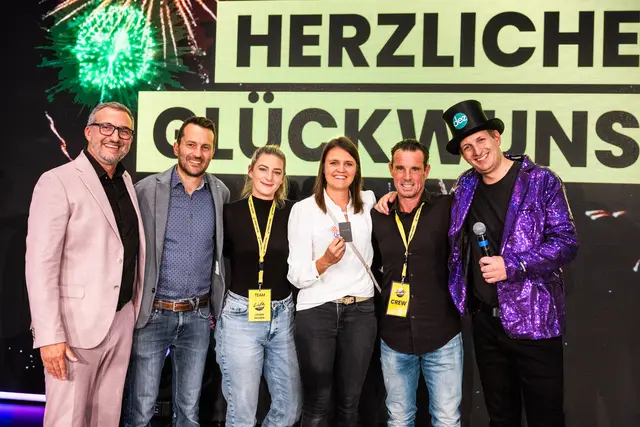 Micha-Emanuel Hauser (Autopark Innsbruck), Thomas Ornik (DEZ), Laura Schön, Klaus
Valentini und Sebastian Kaufmann (Life Radio Tirol) (v.l.n.r) mit der glücklichen Gewinnerin. | Foto: © David Johansson
