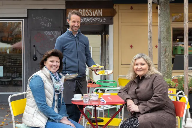 Gutes am Morgen: Raphael Gruber vom "Rossian" bewirtete Renate Rinner (l.) und Martina Maros-Goller mit Schnittlauchbrot und Eierspeis. | Foto: Konstantinov