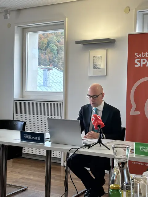 Der Landesdirektor der Salzburger Sparkasse, Claus Graggaber, präsentierte die Sparstudie 2025.  | Foto: Lisa Gold 
