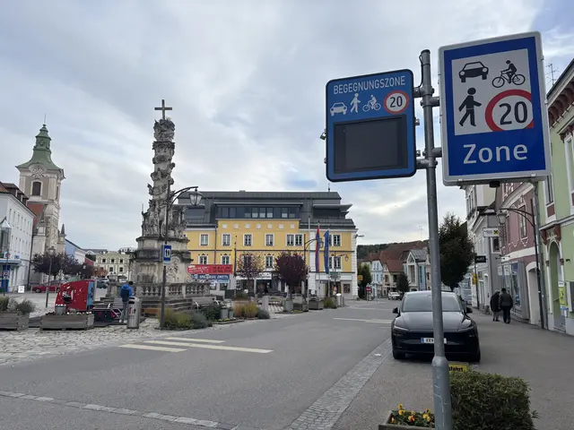 In der Begegnungszone sind Fußgänger und Autofahrer gleichberechtigt. | Foto: Evi Leutgeb