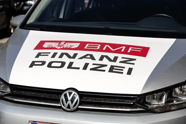 Die Finanzpolizei führte im Sommer eine Razzia in einer Lagerhalle durch. Zahlreiche Verstöße wurden dabei festgestellt. (Symbolbild) | Foto: Weingartner-Foto / picturedesk.com