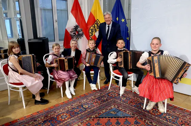 Musikalisch umrahmt wurde die Verleihung von den Nachwuchsmusikerinnen und -musikern "Die Knirpse" aus der Musikschule Katolnig. | Foto: LPD Kärnten/Kuess