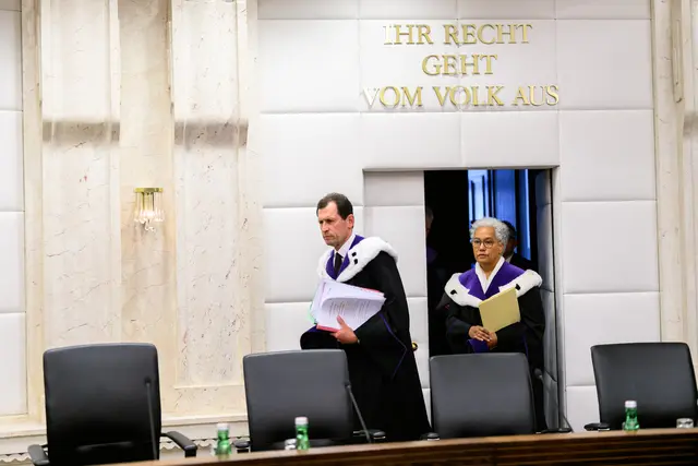 v.l. Präsident Christoph Grabenwarter und Vizepräsidentin Verena Madner im Rahmen einer öffentliche VfGH-Verhandlung zum Verbot des "Social Egg Freezing" im Verfahren zum Fortpflanzungsmedizingesetz am Freitag, 13. Juni 2025, in Wien. | Foto: MAX SLOVENCIK / APA / picturedesk.com
