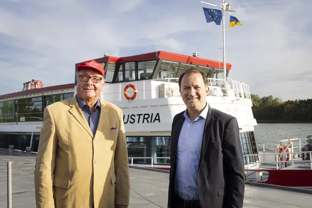 Wolfgang Fischer (DDSG Blue Danube) und Bernhard Schröder (Donau Niederösterreich Tourismus) präsentierten beim „Open Ship Wachau“ die Höhepunkte der Linienschifffahrt. | Foto: Donau Niederösterreich / Barbara Elser