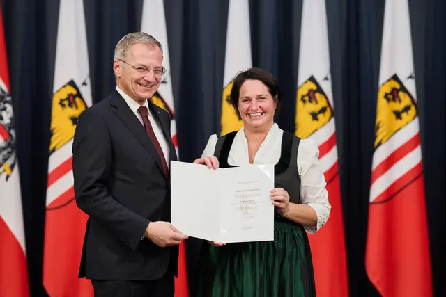 Landeshauptmann Thomas Stelzer (ÖVP) zeichnete Waldenberger mit dem Titel „Kosulentin für Volksbildung und Heimatpflege“ aus.  | Foto: Land OÖ/Peter Mayer