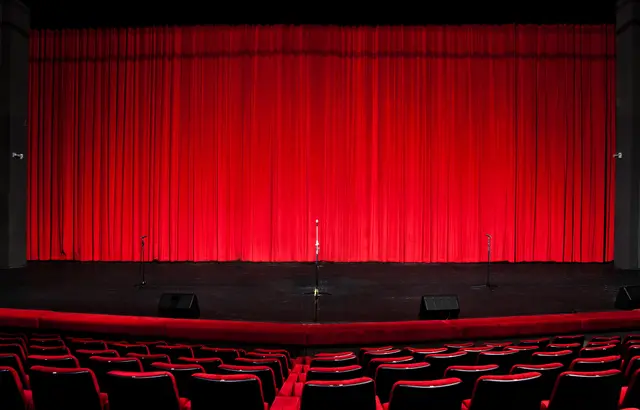 Die Theatervorstellungen finden im Turnsaal der Volksschule Stroheim statt.
 | Foto: PantherMedia/IxMaster