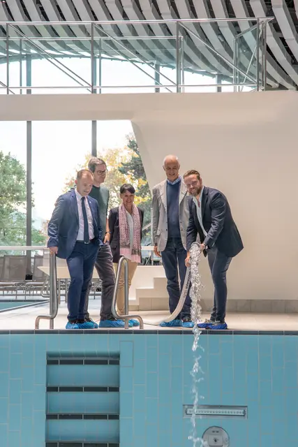 Rund 40 Stunden dauert es, bis die beiden großen Becken mit insgesamt ca. 800.000 Litern Fassungsvermögen gefüllt sind. Im Bild: V.l.n.r.: Bgm. Bernhard Auinger, Bgm.-Stv. Kay-Michael Dankl, Beate Kassner, Geschäftsführerin TSG, Tobias Fusban, SIG – Vertretung Bauherr und Sönke Eckl-Henningsen, Betriebsleiter Paracelsus Bad &amp; Kurhaus | Foto: Stadt Salzburg/Rocio Escabosa